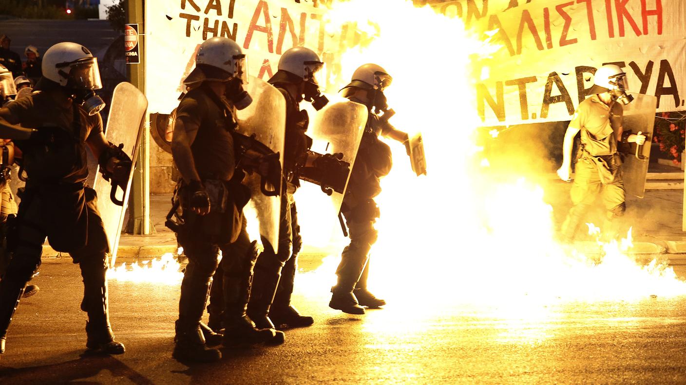 Gli agenti antisommossa bersagliati da molotov