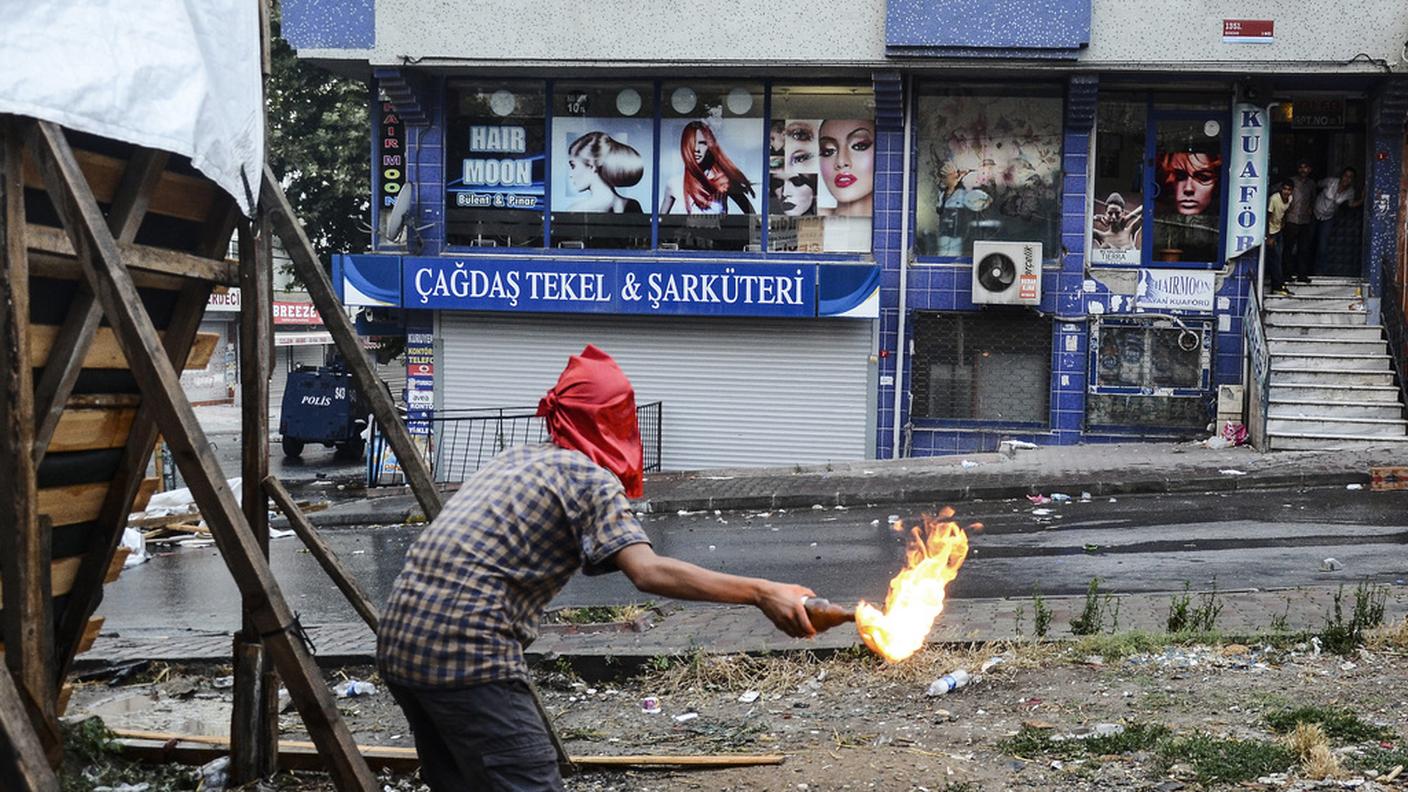Scontri a Istanbul dopo l'attentato di Sürüç