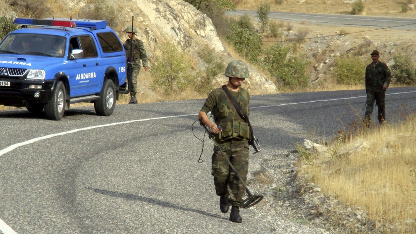Il governo turco ha lanciato da giorni una duplice offensiva contro lo Stato Islamico (IS) e contro i curdi del PKK 