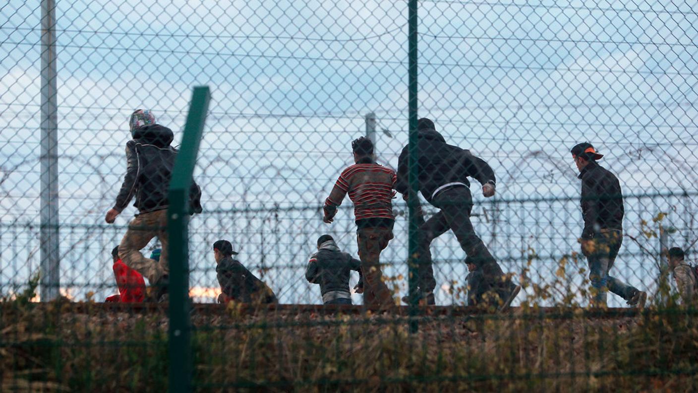 Ogni notte centinaia di migranti cercano di attraversare il tunnel della Manica