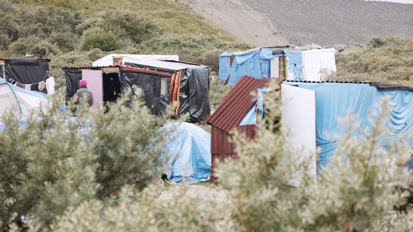 Tende e baracche di legno e lamiera come casa