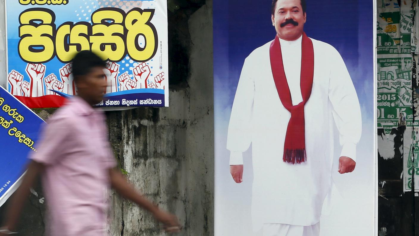 Un poster elettorale con l'ex presidente Mahinda Rajapaksa