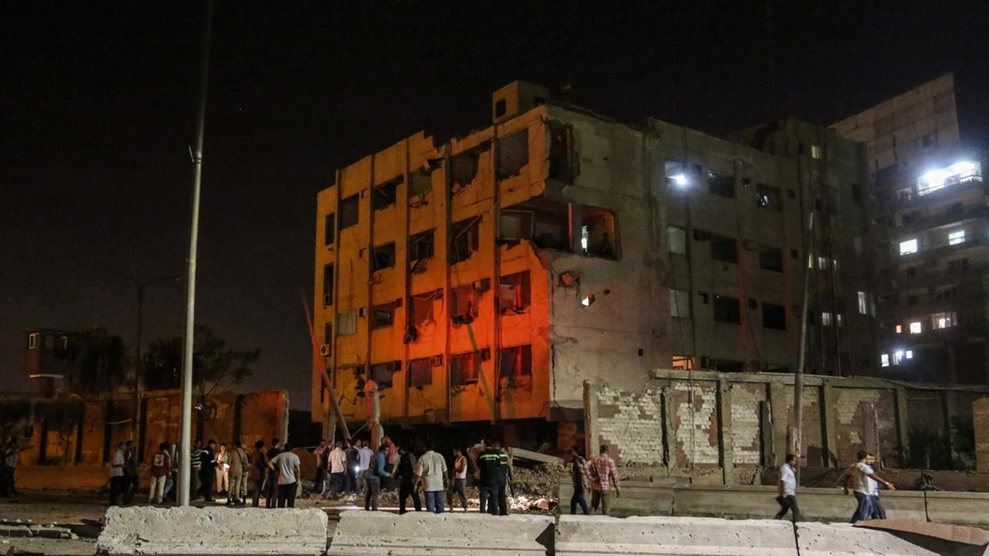 Uno dei palazzi governativi bersaglio delle bombe al Cairo