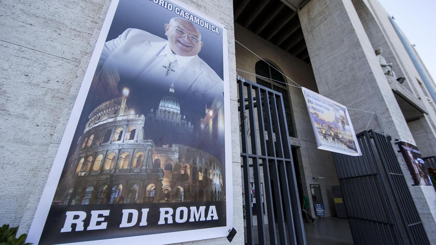 Altri cartelloni inneggianti al defunto boss romano al Tuscolano