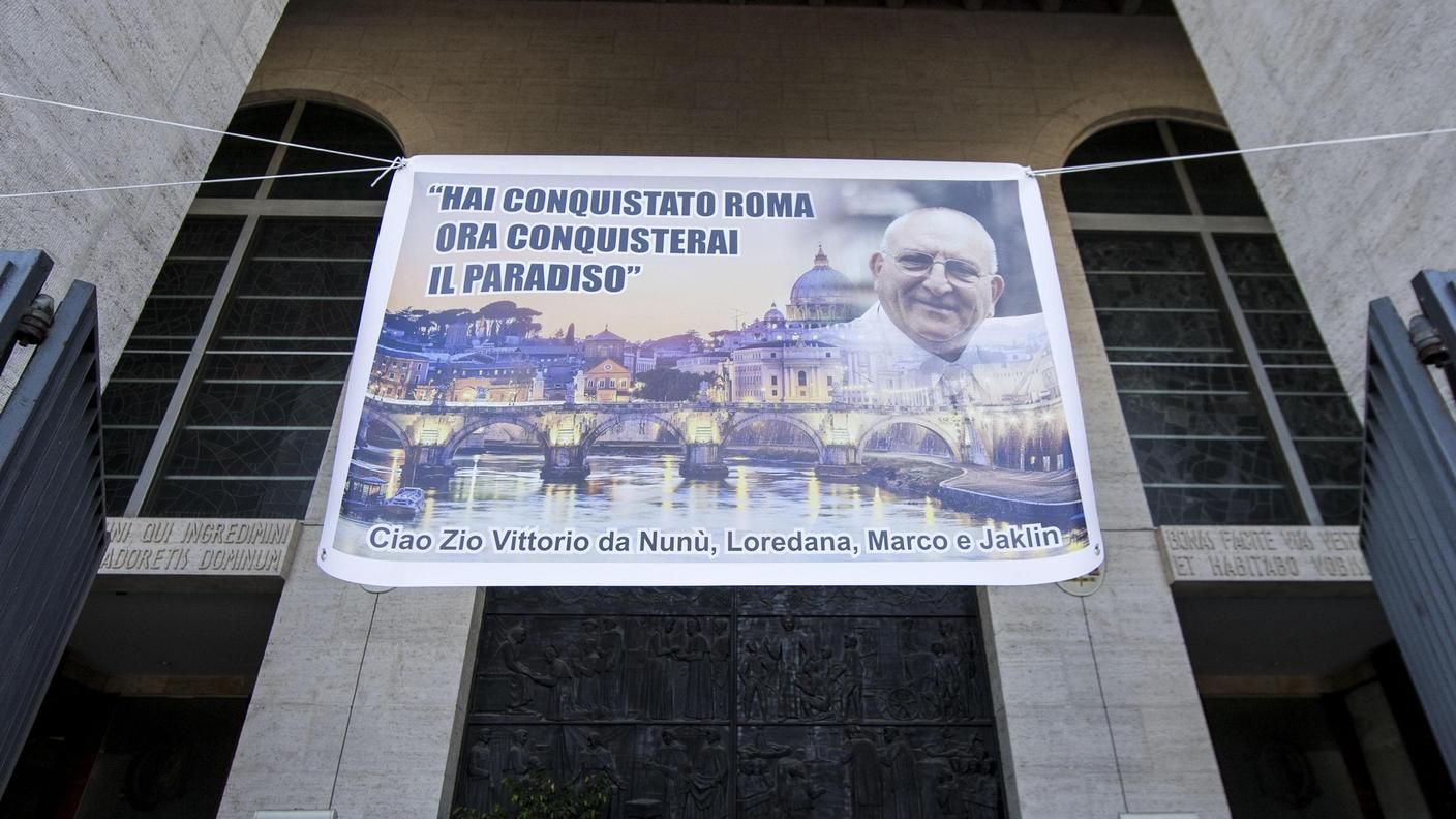 Manifesti inneggianti al defunto appesi in più punti nel quartiere