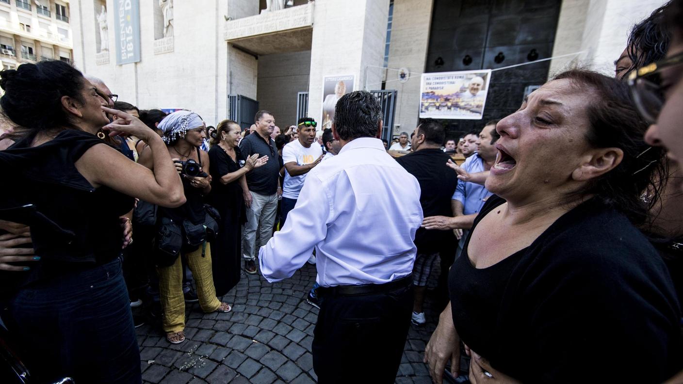 Donne piangenti in lacrime (ma su commissione) alle esequie