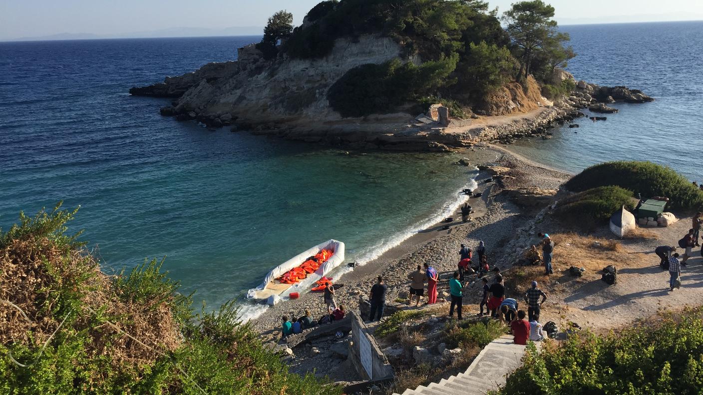 Samos. È mattina. Nuovi profughi sulla spiaggia