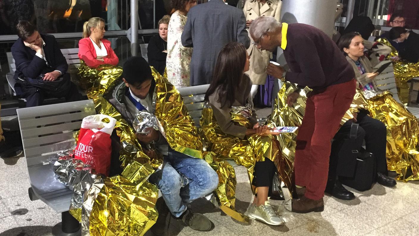 Passeggeri di un convoglio fermato in stazione a Calais, assistiti dopo aver potuto scendere