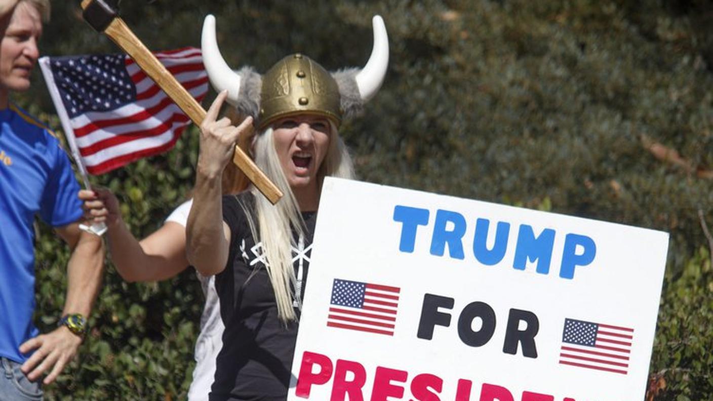 Una sostenitrice di Trump fuori dalla sede del dibattito