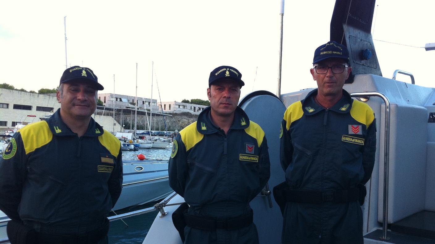 comandante della guardia di finanza Gilberto Gloria, a sinistra, e i suoi uomini