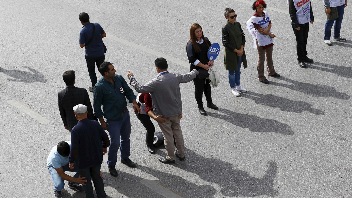 Manifestazione di curdi e non solo ad Ankara contro gli attentanti