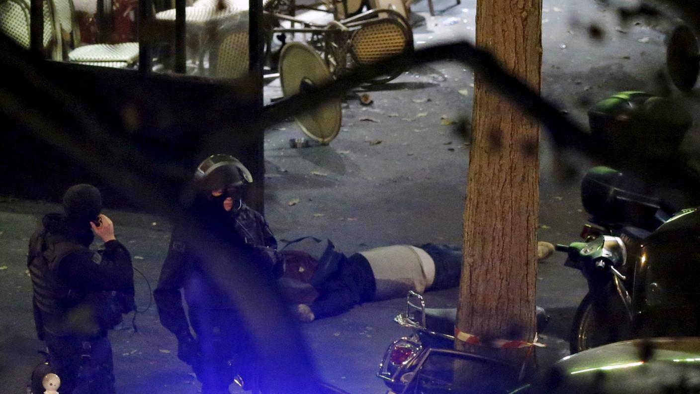 I primi soccorsi ai sopravvissuti dell'attacco al club Bataclan