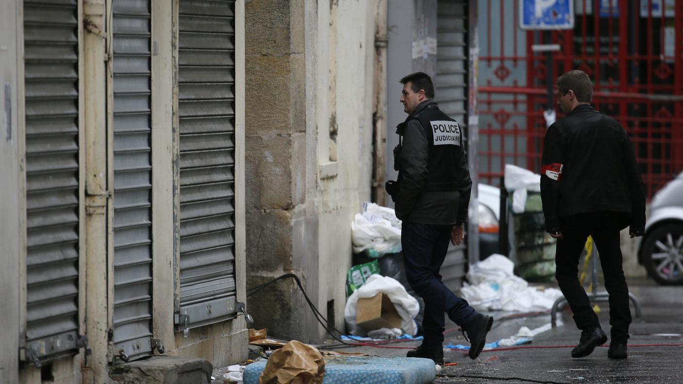 La polizia francese all'opera a Saint-Denis