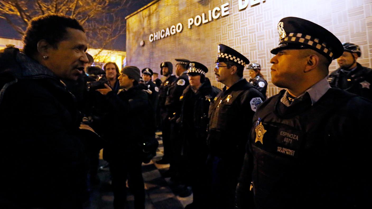 Un dimostrante protesta davanti alla centrale della polizia a Chicago