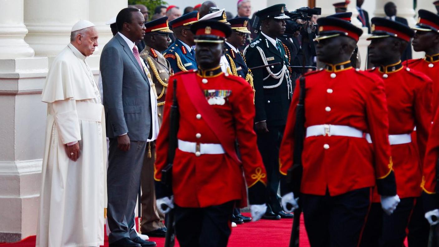 Onori militari all'ospite, qui con il presidente Kenyatta
