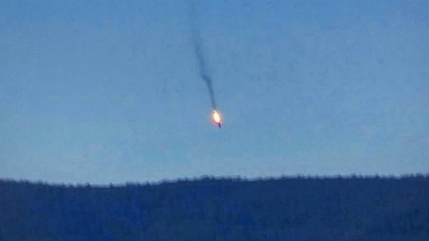 Un'immagine della caduta del Sukhoi-24 in fiamme