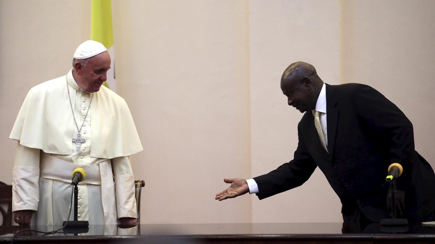 l presidente Museveni fa gli onori di casa
