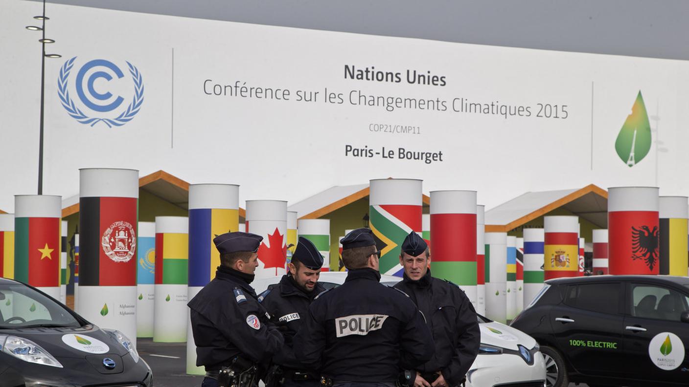 Agenti presidiano il sito del Bourget, sede dei lavori