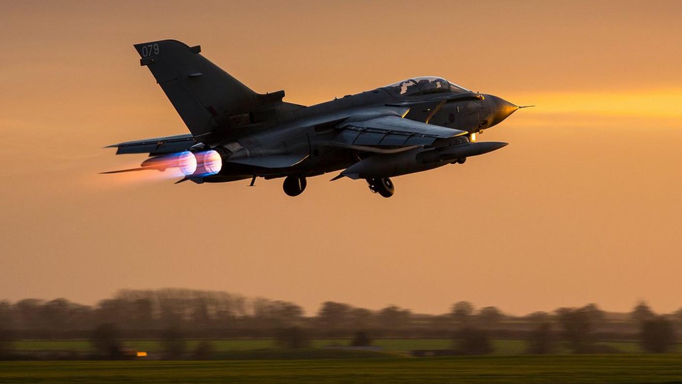 Un Tornado GR4 della RAF al decollo
