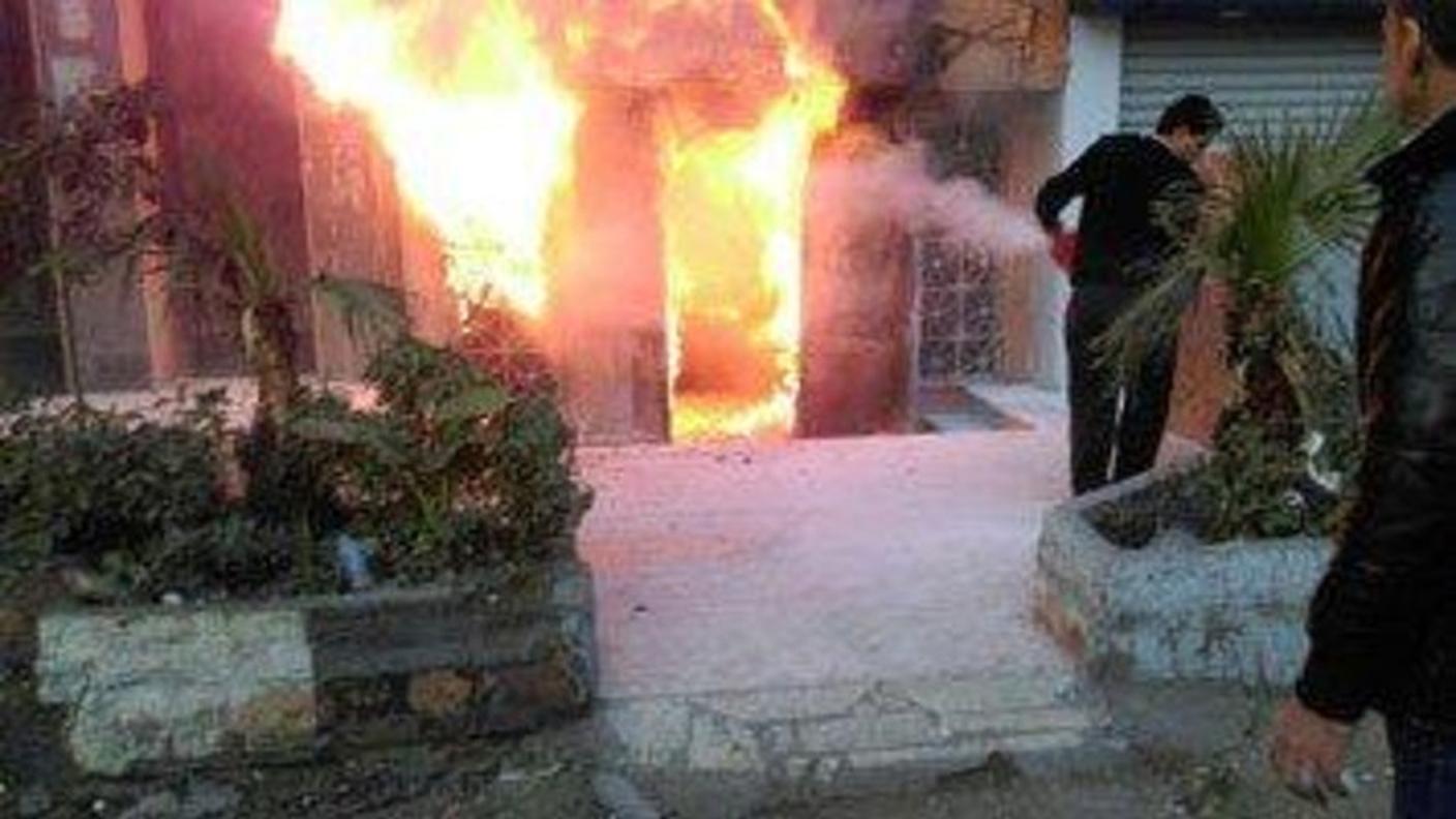 Le fiamme nel ristorante oggetto dell'attacco al Cairo