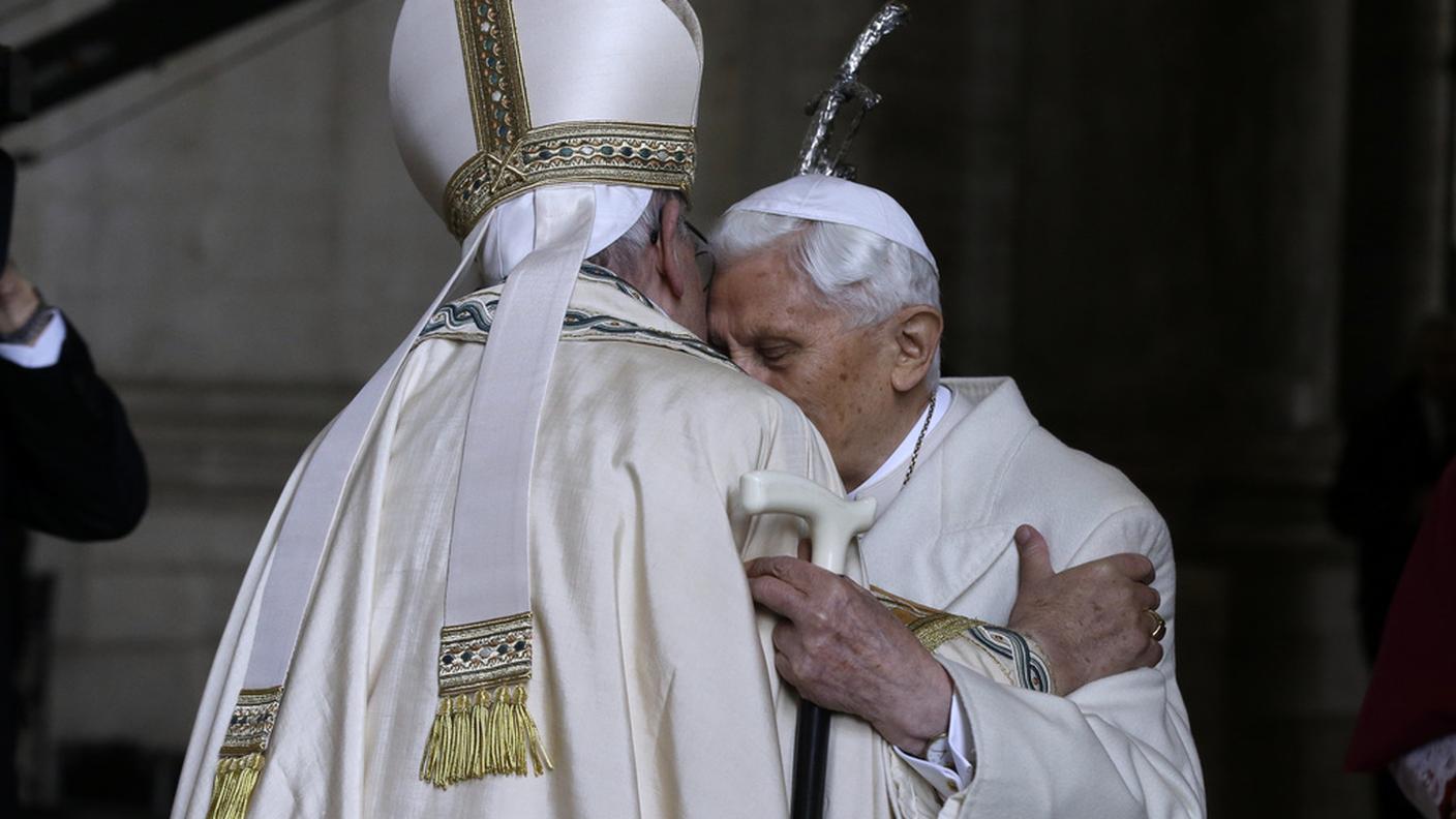 L'abbraccio fra Bergoglio e Ratzinger