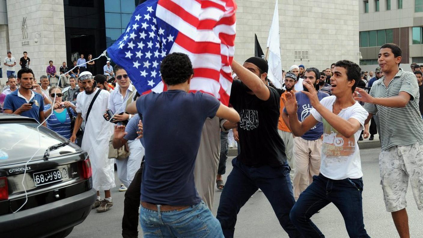 FOTOGALLERY: Tunisi, i disordini odierni davanti all'ambasciata USA