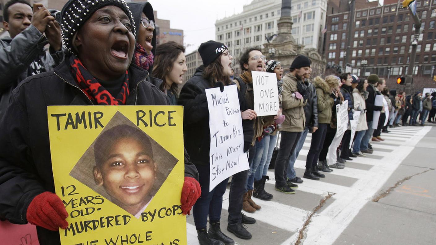 Manifestanti in piazza a Cleveland con la foto del 12enne ucciso dalla polizia