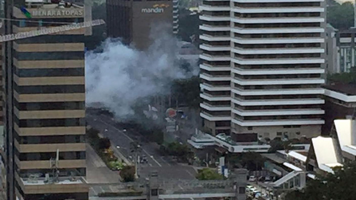 Il fumo delle esplosioni nel centro di Giacarta
