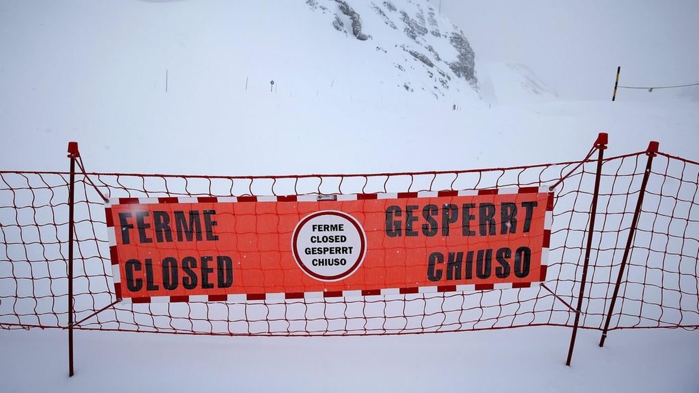 Il cartello che indica la chiusura della pista nera di Bellecombe