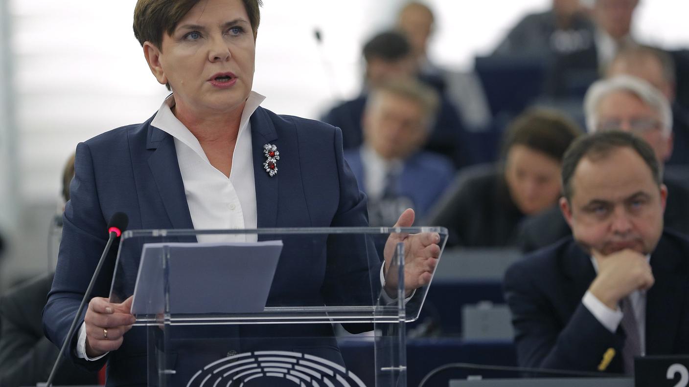 La premier polacca mentre si esprime davanti al Parlamento europeo