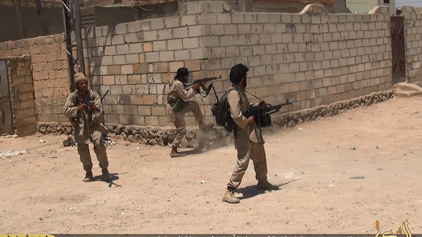 I jihadisti sono impegnati da tempo nel tentativo di conquistare la parte di Deir el Zor ancora nelle mani del regime di Assad
