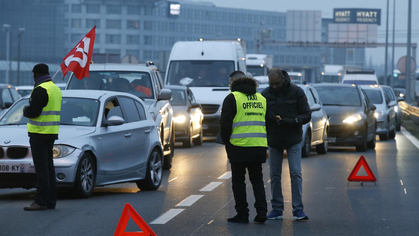 Manifestanti nei pressi dell'aeroporto Charles de Gaulle di Roissy