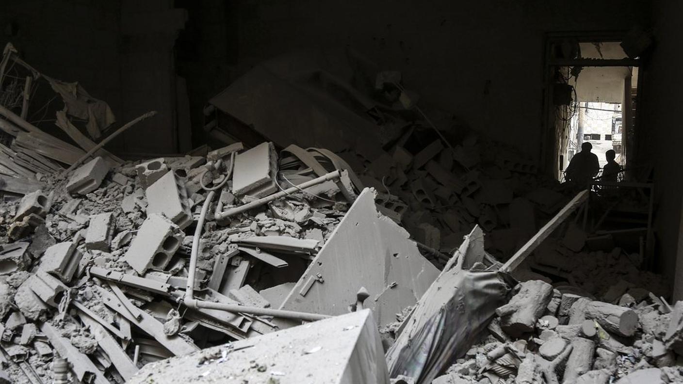 Distruzioni, nei pressi di Damasco, dopo un bombardamento aereo