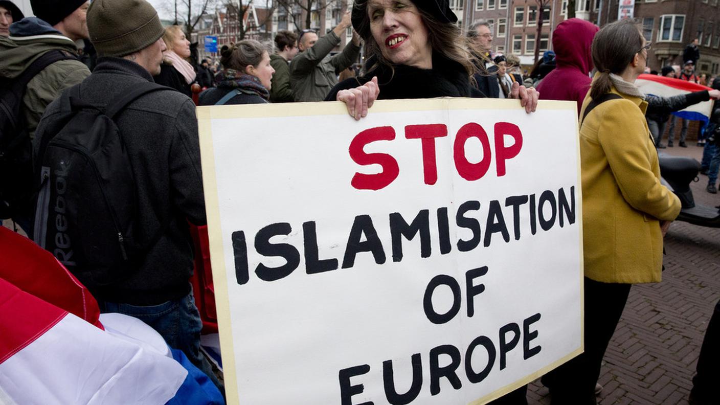 Una delle aderenti di Pegida, sabato ad Amsterdam