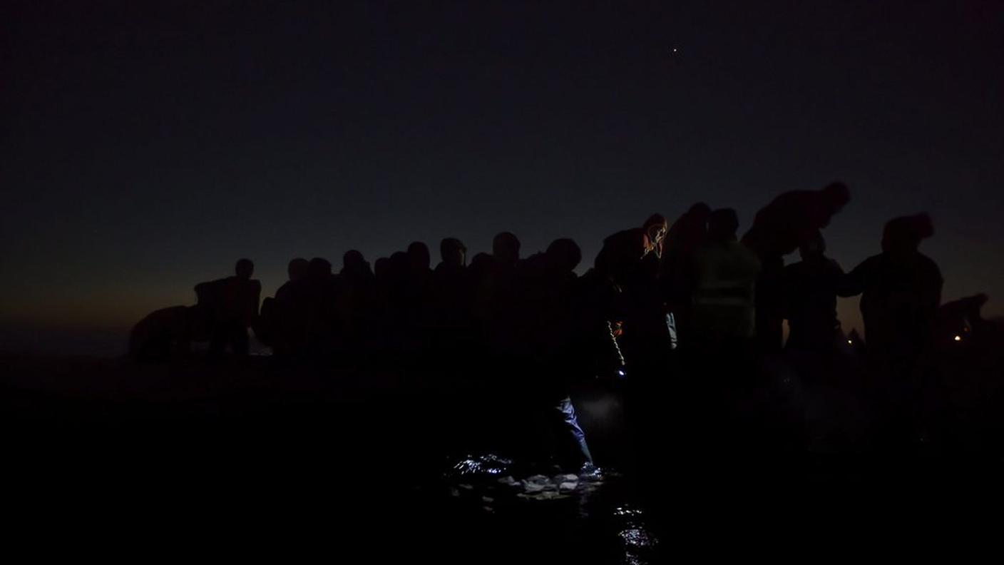 I migranti che marciano al buio a Lesbo, di Paul Hansen