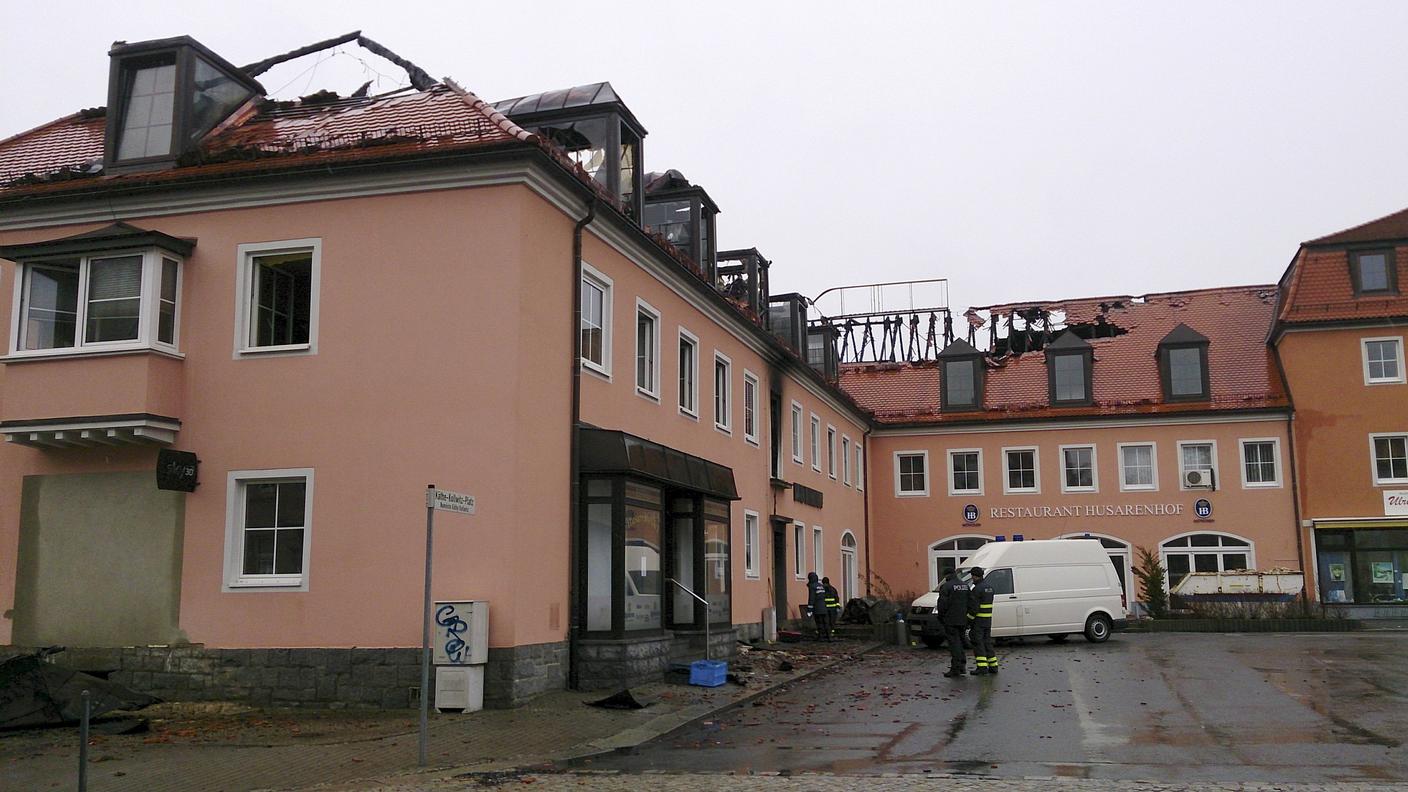 L'ex albergo di Bautzen danneggiato dall'incendio di domenica