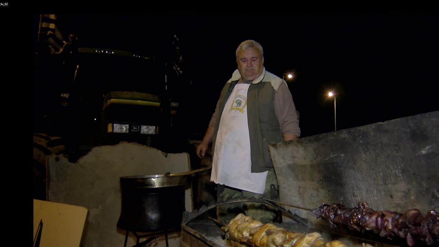 Spyros Tsiotinos, 70 anni, partecipa come cuoco alla protesta