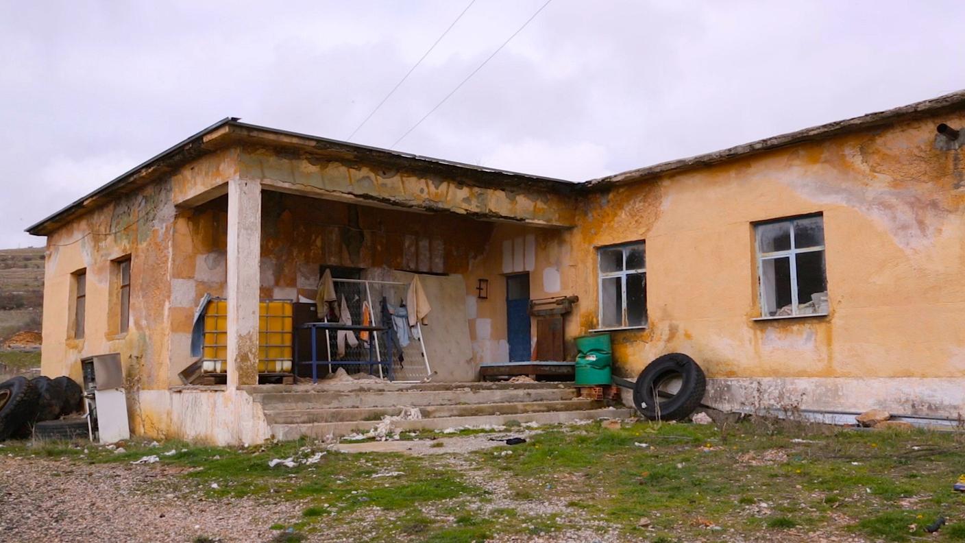 L'ex caserma individuata dalle autorità come area di prima accoglienza. L'edificio è diroccato e manca acqua potabile.