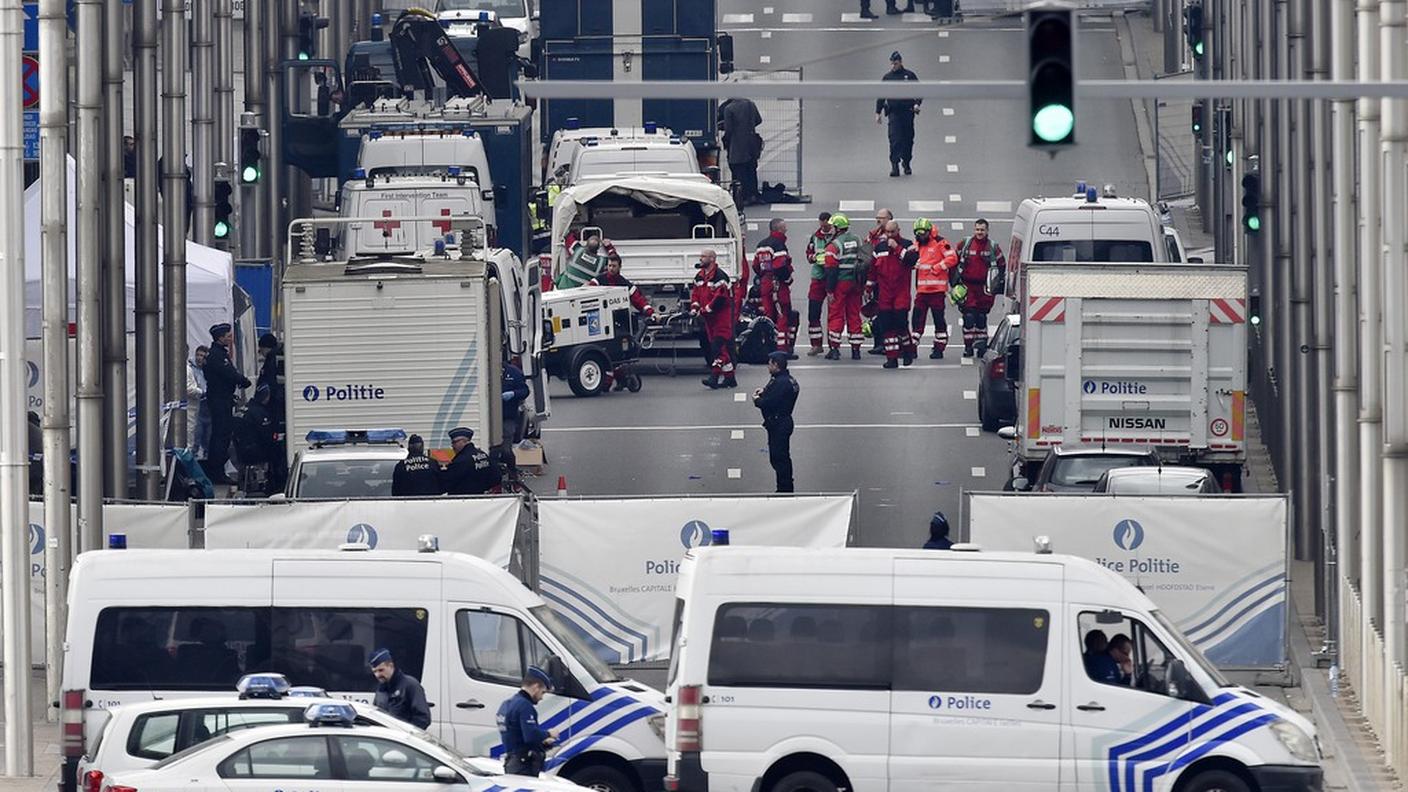 Polizia e soccorritori fuori dalla stazione della metropolitana di Maelbeek