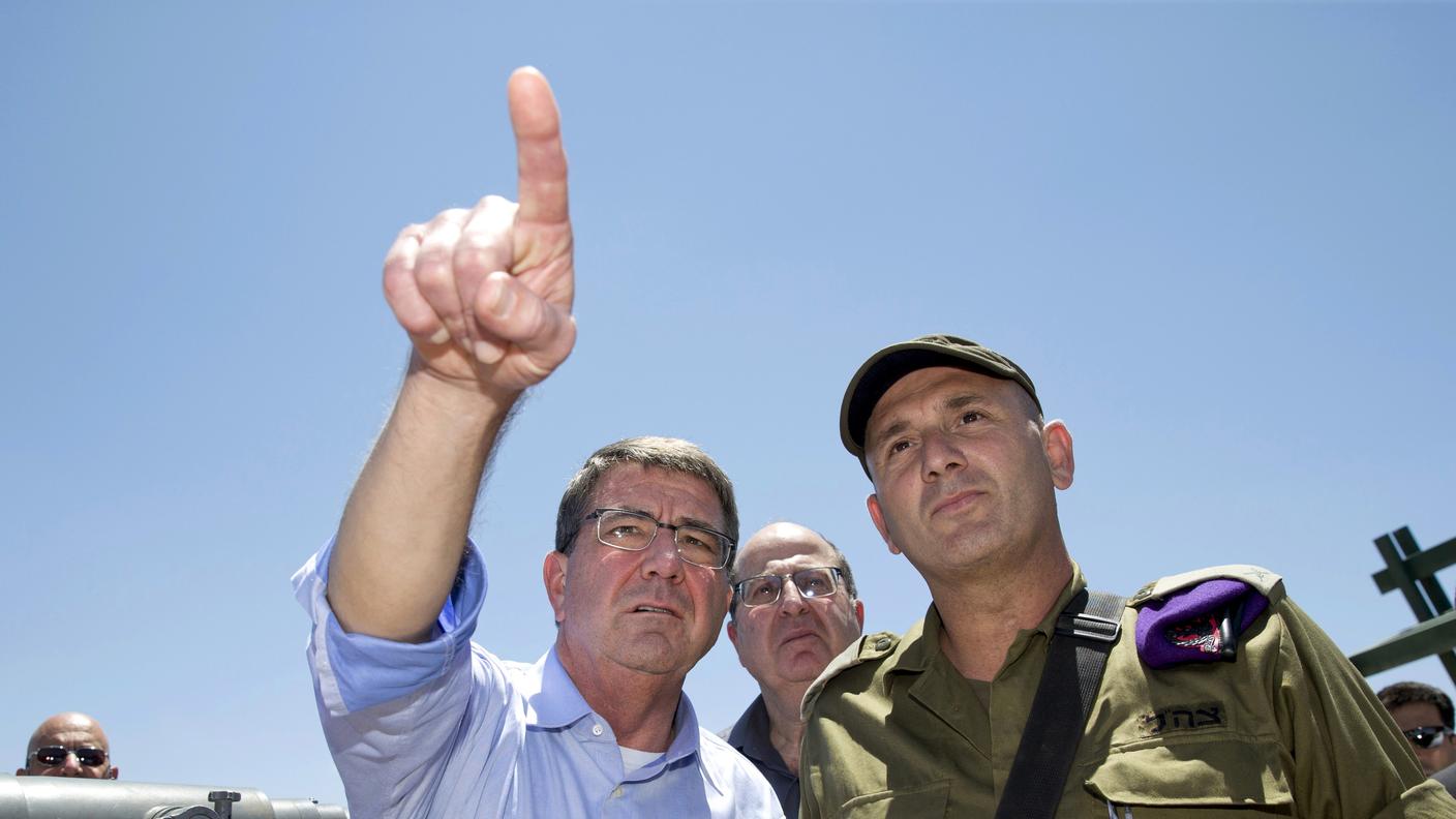A sinistra: il capo del Pentagono Ash Carter