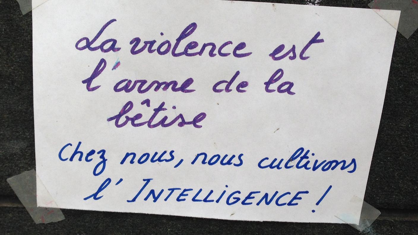 Messaggi di tristezza e di resistenza alla logica dei terroristi