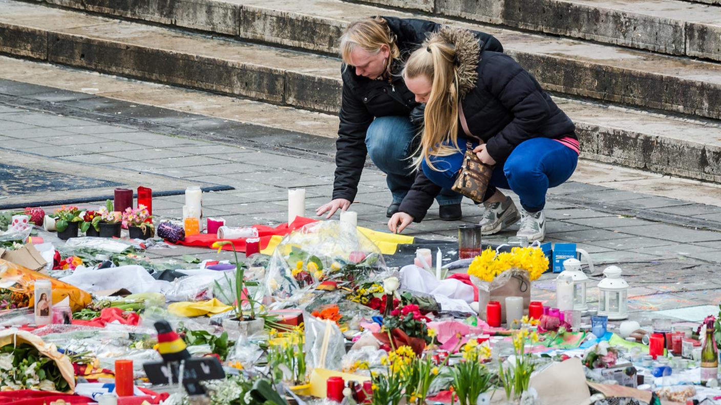 Fiori e candele in ricordo delle vittime