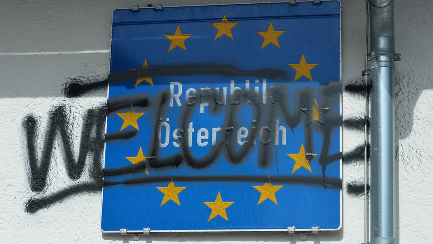 L'insegna di ingresso in Austria, al valico del Brennero, vandalizzata dai dimostranti