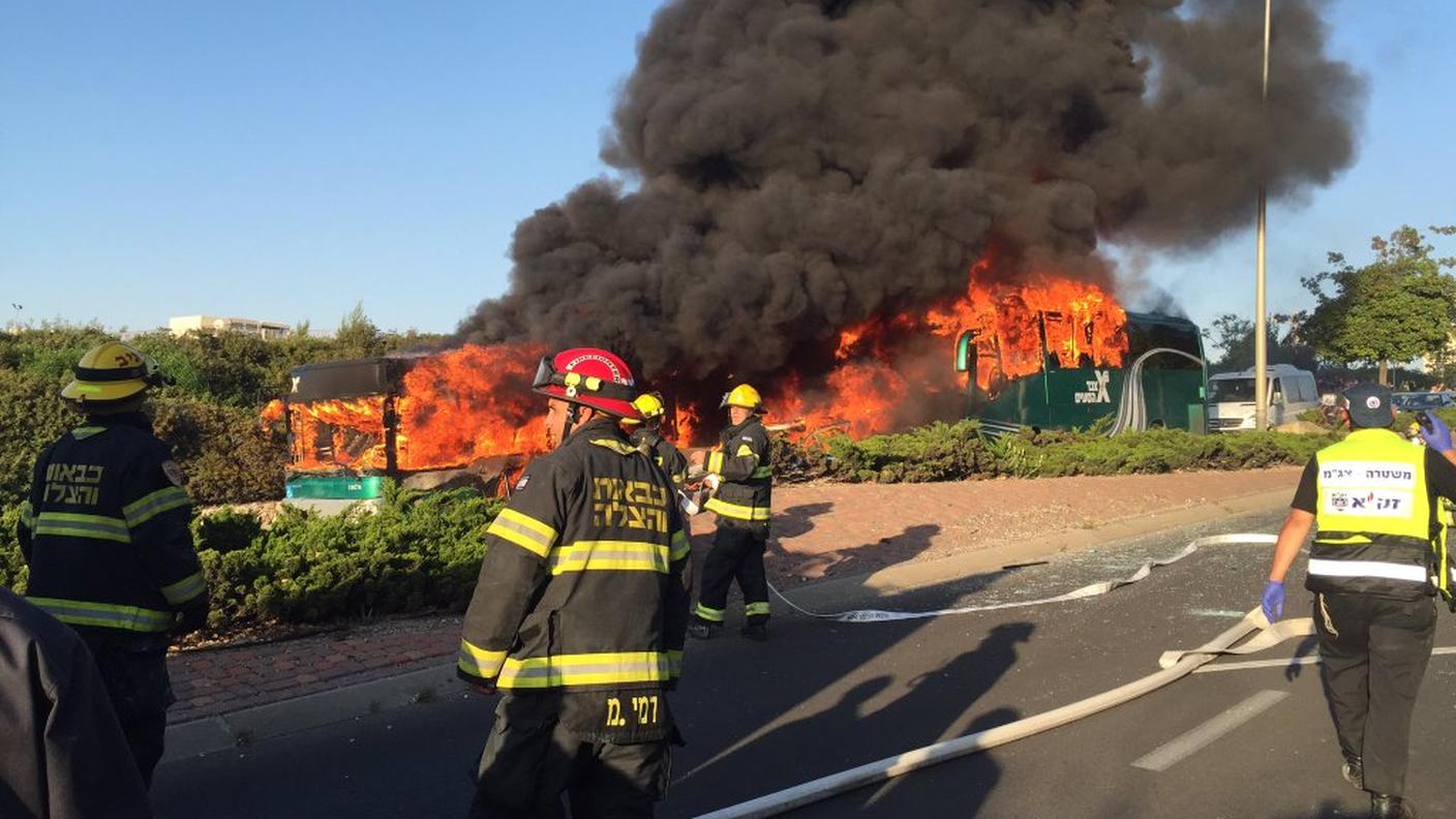 Il bus è stato completamente avvolto dalle fiamme