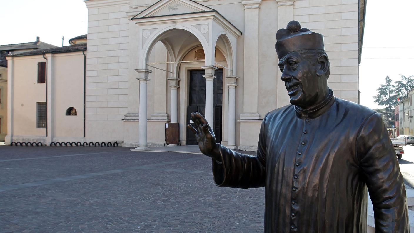 La statua di Don Camillo davanti alla chiesa