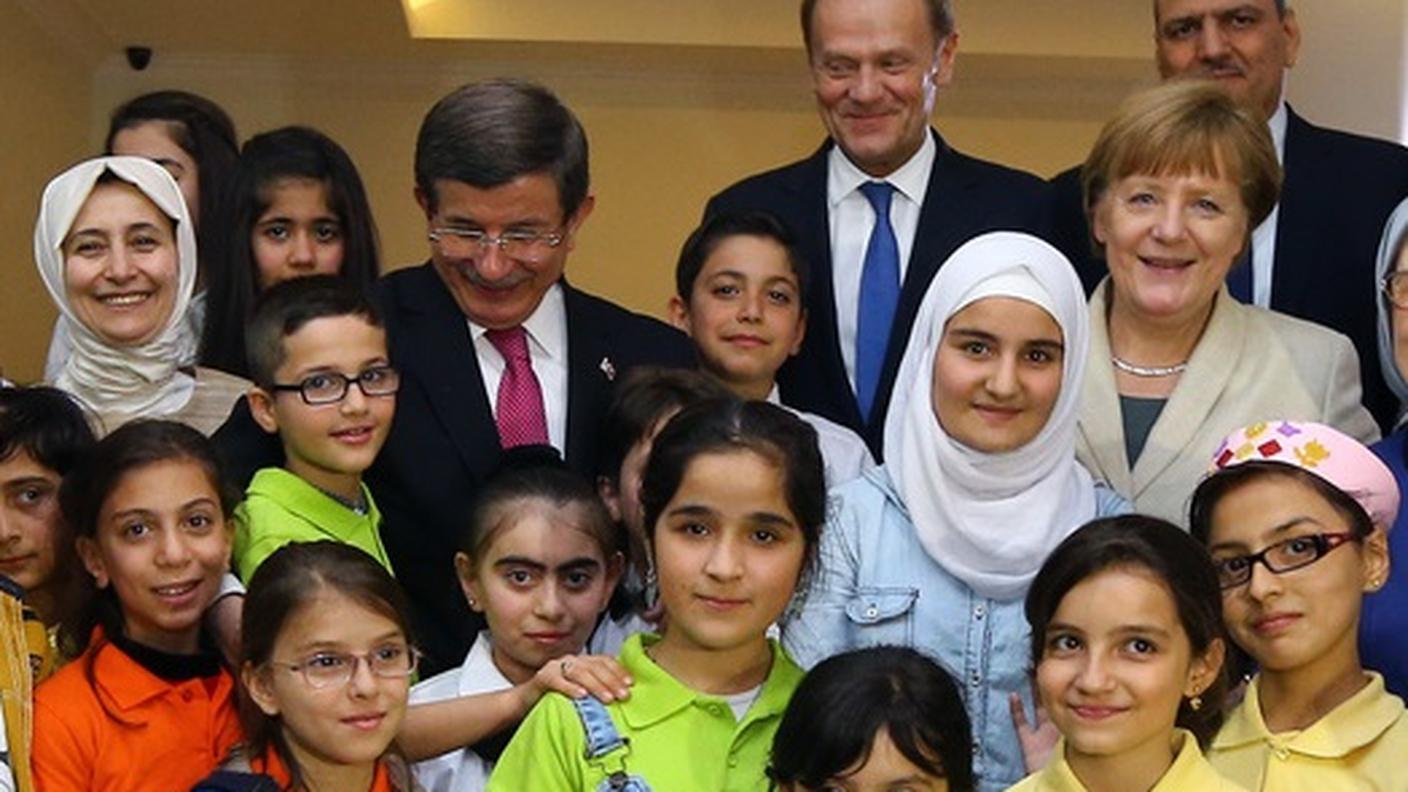 Davotoglu, Tusk e Merkel in visita al campo di profughi siriani