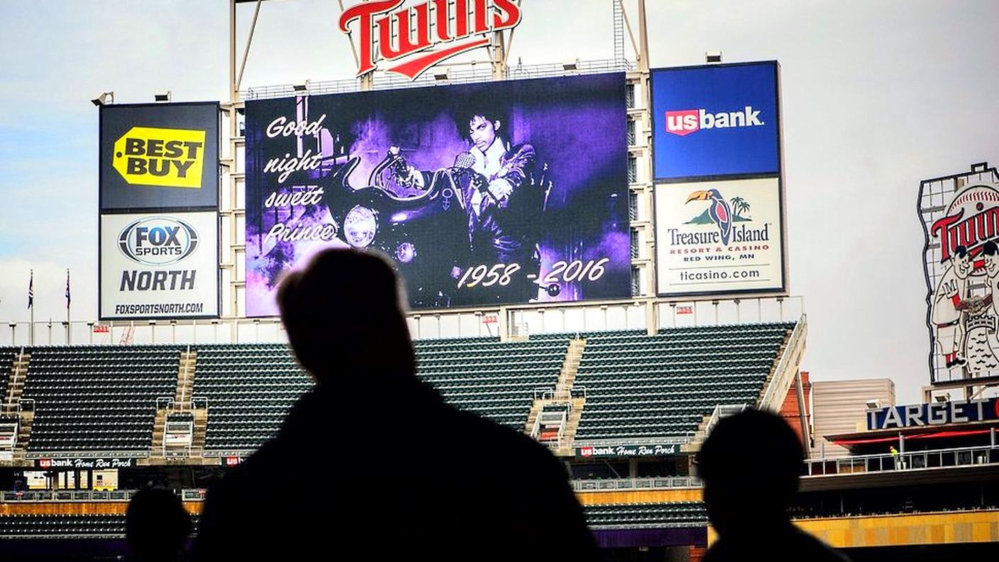 Omaggi più disparati nella sera del 21 aprile, quando si è sparsa la voce della morte di Prince
