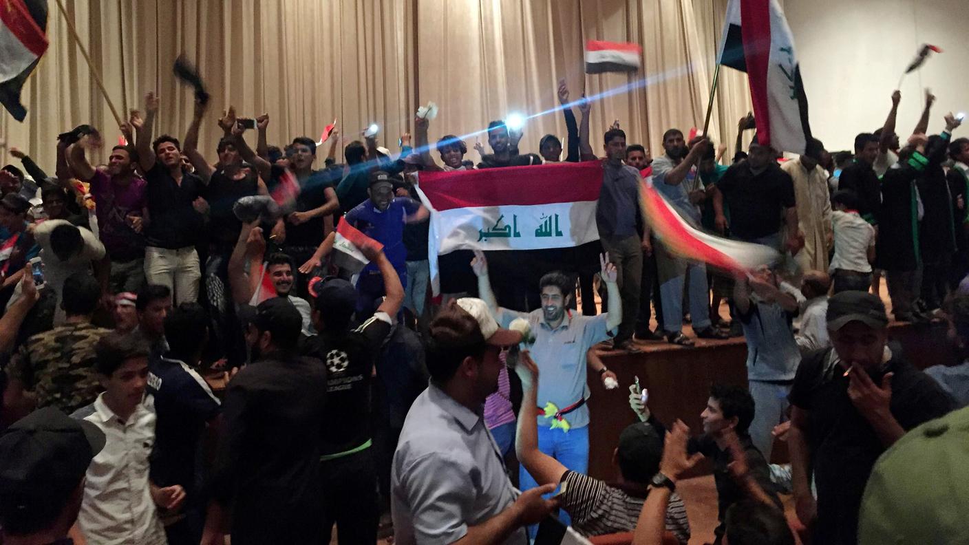 I manifestanti all'interno del Parlamento a Baghdad