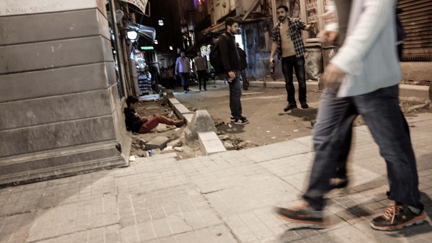 Piccoli mendicanti nelle strade di Istanbul