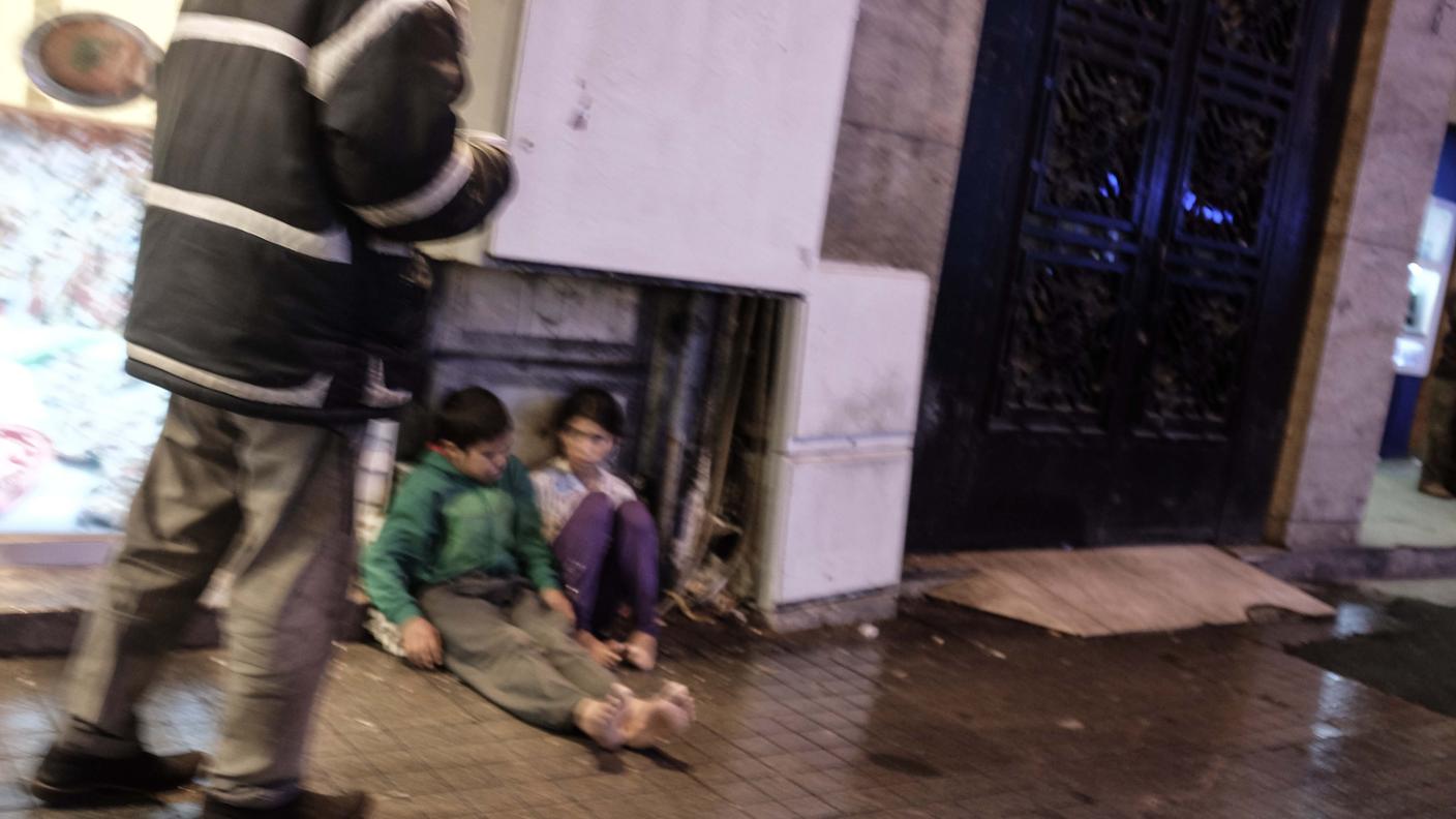 Piccoli mendicanti nelle strade di Istanbul